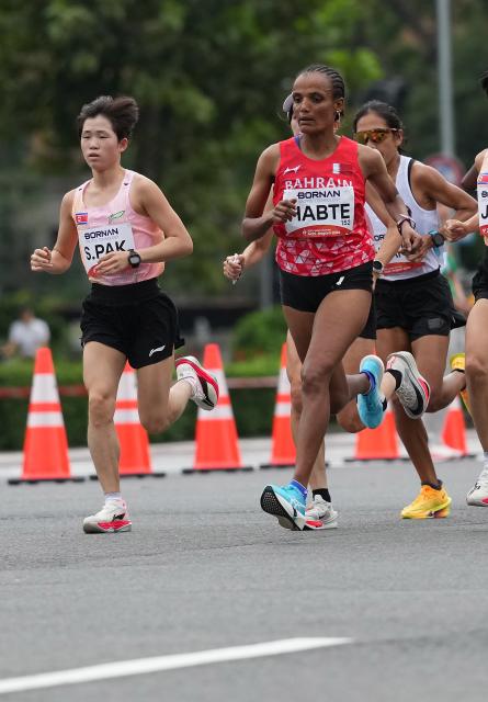 (260926) -- NAGOYA, Sept. 26, 2026 (Xinhua) -- Shitaye Habte (front R) of Bahrain and Pak Sol Gyong (front L) of the Democratic People's Republic of Korea (DPRK) compete during the women's marathon final of Athletics at the 20th Asian Games Aichi-Nagoya 2026 in Nagoya, Japan, Sept. 26, 2026. (Xinhua/Jia Yuchen)