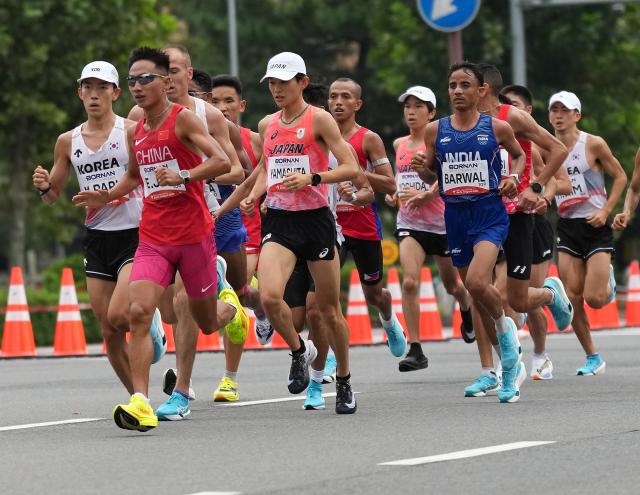 (260926) -- NAGOYA, Sept. 26, 2026 (Xinhua) -- Athletes compete during the men's marathon final of Athletics at the 20th Asian Games Aichi-Nagoya 2026 in Nagoya, Japan, Sept. 26, 2026. (Xinhua/Jia Yuchen)