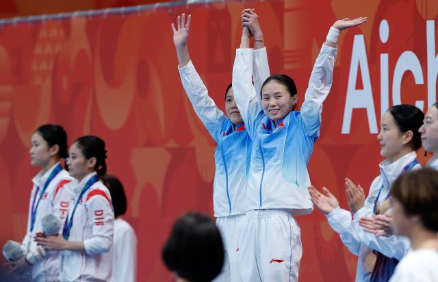 (260926) -- TOKYO, Sept. 26, 2026 (Xinhua) -- Gold medalists Chen Yuxi (3rd R)/Lu Wei (4th R) of China celebrate during the victory ceremony for the women's synchronised 10m platform of diving at the 20th Asian Games Aichi-Nagoya 2026 in Tokyo, Japan, Sept. 26, 2026. (Xinhua/Wu Zhizun)
