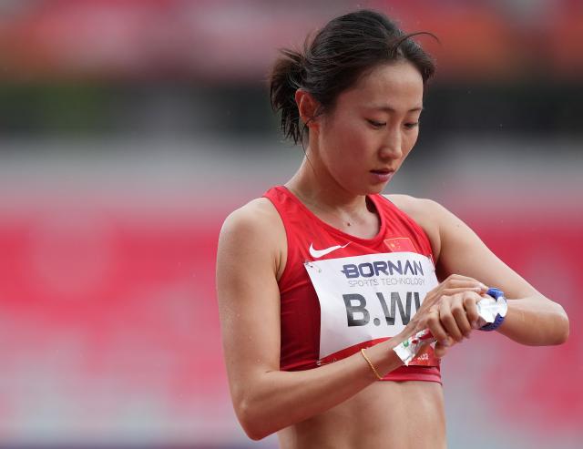 (260926) -- NAGOYA, Sept. 26, 2026 (Xinhua) -- Wu Bing of China reacts after the women's marathon final of athletics at the 20th Asian Games Aichi-Nagoya 2026 in Nagoya, Japan, Sept. 26, 2026. (Xinhua/Lui Siu Wai)