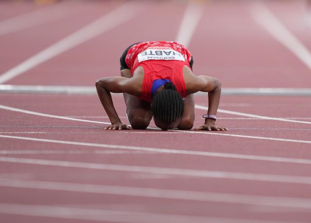 (260926) -- NAGOYA, Sept. 26, 2026 (Xinhua) -- Shitaye Habte of Bahrain kisses the track after the women's marathon final of athletics at the 20th Asian Games Aichi-Nagoya 2026 in Nagoya, Japan, Sept. 26, 2026. (Xinhua/Lui Siu Wai)