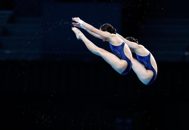 (260926) -- TOKYO, Sept. 26, 2026 (Xinhua) -- Chen Yuxi/Lu Wei (L) of China compete during the women's synchronised 10m platform final of diving at the 20th Asian Games Aichi-Nagoya 2026 in Tokyo, Japan, Sept. 26, 2026. (Xinhua/Wu Zhizun)