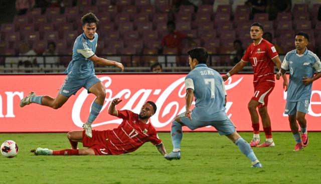(260926) -- JAKARTA, Sept. 26, 2026 (Xinhua) -- Calvin Verdonk (2nd L) of Indonesia vies for the ball during the FIFA ASEAN Cup 2026 Division 1 Group A match 
between Indonesia and Singapore at Gelora Bung Karno Stadium, Jakarta, Indonesia, Sept. 25, 2026. (Xinhua/Agung Kuncahya B.)