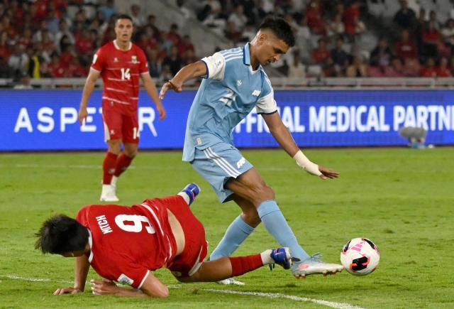 (260926) -- JAKARTA, Sept. 26, 2026 (Xinhua) -- Safuwan Baharudin (R) of Singapore vies with Mitchell Lee Baker of Indonesia during the FIFA ASEAN Cup 2026 Division 1 Group A match 
between Indonesia and Singapore at Gelora Bung Karno Stadium, Jakarta, Indonesia, Sept. 25, 2026. (Xinhua/Agung Kuncahya B.)