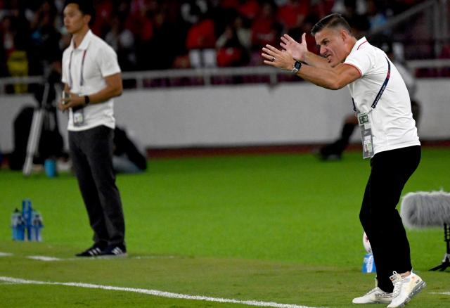 (260926) -- JAKARTA, Sept. 26, 2026 (Xinhua) -- John Herdman (R), head coach of Indonesia, gestures during the FIFA ASEAN Cup 2026 Division 1 Group A match 
between Indonesia and Singapore at Gelora Bung Karno Stadium, Jakarta, Indonesia, Sept. 25, 2026. (Xinhua/Agung Kuncahya B.)