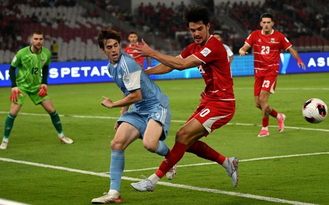 (260926) -- JAKARTA, Sept. 26, 2026 (Xinhua) -- Harhys Stewart (2nd L) of Singapore vies with Elkan Baggott of Indonesia during the FIFA ASEAN Cup 2026 Division 1 Group A match 
between Indonesia and Singapore at Gelora Bung Karno Stadium, Jakarta, Indonesia, Sept. 25, 2026. (Xinhua/Agung Kuncahya B.)
