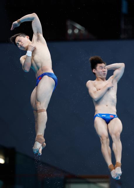 (260926) -- TOKYO, Sept. 26, 2026 (Xinhua) -- Wang Zongyuan (L)/Zheng Jiuyuan of China compete during the men's synchronised 3m springboard final of diving at the 20th Asian Games Aichi-Nagoya 2026 in Tokyo, Japan, Sept. 26, 2026. (Xinhua/Wu Zhizun)
