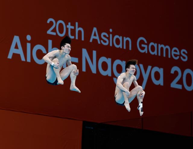 (260926) -- TOKYO, Sept. 26, 2026 (Xinhua) -- Kim Jiwook (R)/Shin Jungwhi of South Korea compete during the men's synchronised 3m springboard final of diving at the 20th Asian Games Aichi-Nagoya 2026 in Tokyo, Japan, Sept. 26, 2026. (Xinhua/Wu Zhizun)