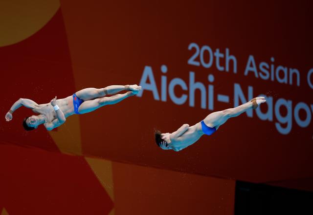 (260926) -- TOKYO, Sept. 26, 2026 (Xinhua) -- Wang Zongyuan (L)/Zheng Jiuyuan of China compete during the men's synchronised 3m springboard final of diving at the 20th Asian Games Aichi-Nagoya 2026 in Tokyo, Japan, Sept. 26, 2026. (Xinhua/Wu Zhizun)