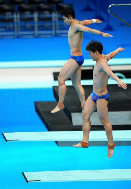 (260926) -- TOKYO, Sept. 26, 2026 (Xinhua) -- Wang Zongyuan (L)/Zheng Jiuyuan of China compete during the men's synchronised 3m springboard final of diving at the 20th Asian Games Aichi-Nagoya 2026 in Tokyo, Japan, Sept. 26, 2026. (Xinhua/Chen Zeguo)