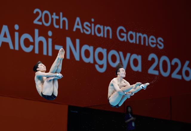 (260926) -- TOKYO, Sept. 26, 2026 (Xinhua) -- Kim Jiwook (R)/Shin Jungwhi of South Korea compete during the men's synchronised 3m springboard final of diving at the 20th Asian Games Aichi-Nagoya 2026 in Tokyo, Japan, Sept. 26, 2026. (Xinhua/Wu Zhizun)