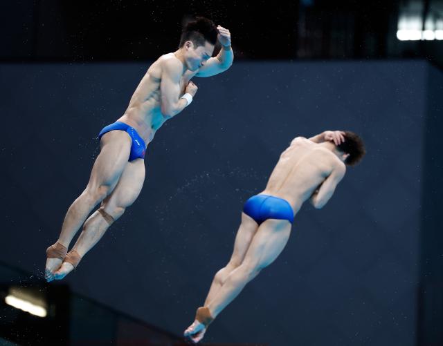 (260926) -- TOKYO, Sept. 26, 2026 (Xinhua) -- Wang Zongyuan (L)/Zheng Jiuyuan of China compete during the men's synchronised 3m springboard final of diving at the 20th Asian Games Aichi-Nagoya 2026 in Tokyo, Japan, Sept. 26, 2026. (Xinhua/Wu Zhizun)