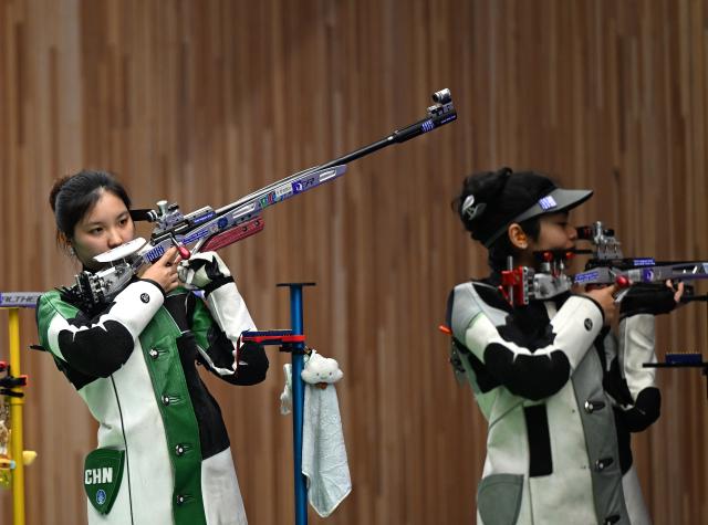 (260926) -- TOYOTA, Sept. 26, 2026 (Xinhua) -- Zhang Liyuan (L) of China competes during the 50m rifle 3 positions women individual final of shooting at the 20th Asian Games Aichi-Nagoya 2026 in Toyota of Aichi Prefecture, Japan, Sept. 26, 2026. (Xinhua/Liu Lei)