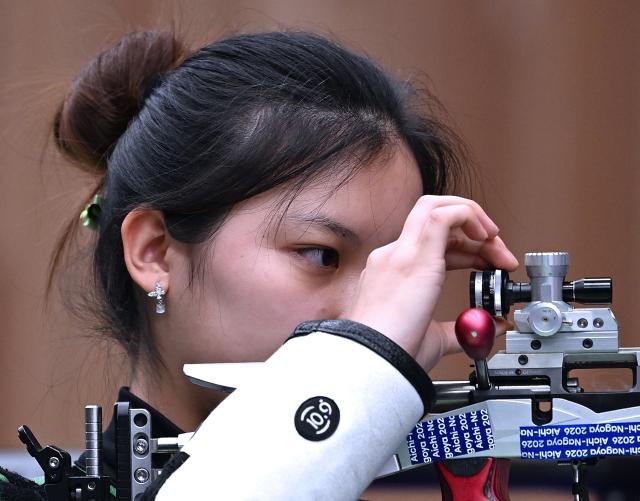 (260926) -- TOYOTA, Sept. 26, 2026 (Xinhua) -- Zhang Liyuan of China competes during the 50m rifle 3 positions women individual final of shooting at the 20th Asian Games Aichi-Nagoya 2026 in Toyota of Aichi Prefecture, Japan, Sept. 26, 2026. (Xinhua/Liu Lei)