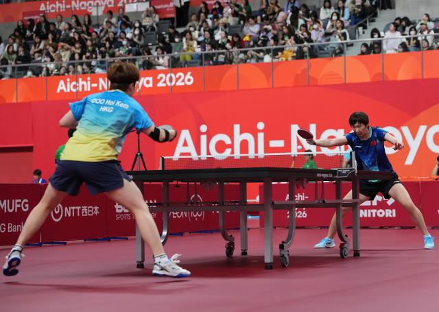 (260926) -- TOYOTA, Sept. 26, 2026 (Xinhua) -- Wang Manyu (R) of China competes during the women's singles round 3 match of table tennis against Doo Hoi Kem of China's Hong Kong at the 20th Asian Games Aichi-Nagoya 2026 in Toyota of Aichi Prefecture, Japan, Sept. 26, 2026. (Xinhua/Cheong Kam Ka)