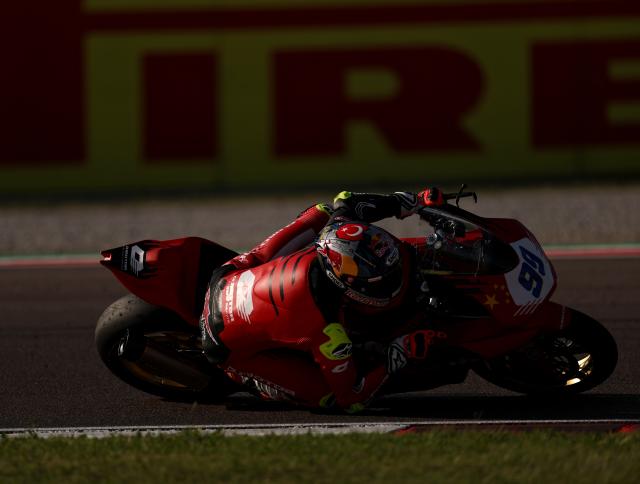 (260926) -- CREMONA, Sept. 26, 2026 (Xinhua) -- Bahattin Sofuoglu of QJMOTOR Factory Racing steers his motorbike during the Superpole of WorldSSP at the FIM Supersport World Championship Italian Round Cremona Circuit, Italy, Sept. 26, 2026. (Xinhua/Li Jing)