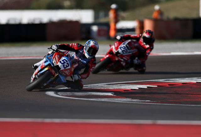 (260926) -- CREMONA, Sept. 26, 2026 (Xinhua) -- Valentin Debise (L) of EASTROC ZXMOTO Evan Bros Factory steers his motorbike during the Superpole of WorldSSP at the FIM Supersport World Championship Italian Round Cremona Circuit, Italy, Sept. 26, 2026. (Xinhua/Li Jing)