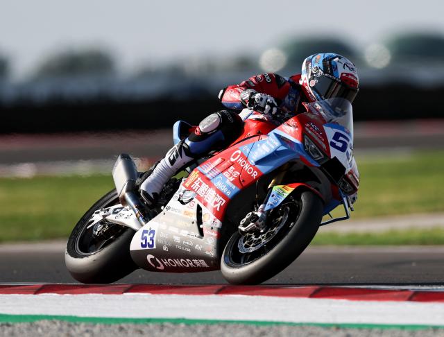 (260926) -- CREMONA, Sept. 26, 2026 (Xinhua) -- Valentin Debise of EASTROC ZXMOTO Evan Bros Factory steers his motorbike during the Superpole of WorldSSP at the FIM Supersport World Championship Italian Round Cremona Circuit, Italy, Sept. 26, 2026. (Xinhua/Li Jing)