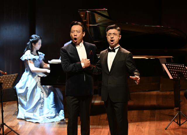 (260926) -- RIO DE JANEIRO, Sept. 26, 2026 (Xinhua) -- Singers perform during an opera concert at the Cidade das Artes in Rio de Janeiro, Brazil, Sept. 25, 2026. An opera concert themed the 2026 China-Brazil Cultural Year was staged here on Friday, with several singers from the China National Opera House presenting opera classics and well-known Chinese pieces to the local audience. (Xinhua/Jin Haoyuan)