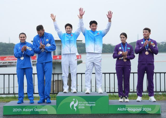 (260926) -- NAGOYA, Sept. 26, 2026 (Xinhua) -- Gold medalists Wu Shengyue (3rd R)/Ma Yanan (3rd L) of China celebrate during the victory ceremony for the mixed canoe double 500m of canoe sprint at the 20th Asian Games Aichi-Nagoya 2026 in Miyoshi of Aichi Prefecture, Japan, Sept. 26, 2026. (Xinhua/Zhang Haobo)