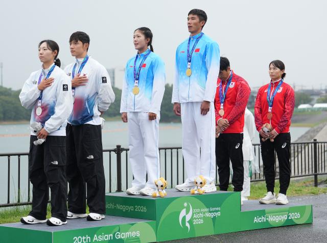 (260926) -- NAGOYA, Sept. 26, 2026 (Xinhua) -- Gold medalists Li Chenhao (3rd R)/Zhang Luxi (3rd L) of China, silver medalists Choi Minkyu (2nd L)/Seon Minju (1st L) and bronze medalists Fukuda Rin (1st R)/Inoue Akihiro of Japan react during the victory ceremony for the mixed kayak double 500m of canoe sprint at the 20th Asian Games Aichi-Nagoya 2026 in Miyoshi of Aichi Prefecture, Japan, Sept. 26, 2026. (Xinhua/Zhang Haobo)