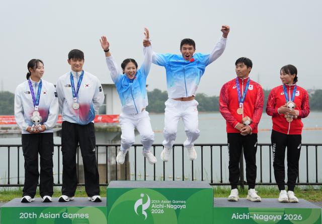 (260926) -- NAGOYA, Sept. 26, 2026 (Xinhua) -- Gold medalists Li Chenhao (3rd R)/Zhang Luxi (3rd L) of China jump to the podium as silver medalists Choi Minkyu (2nd L)/Seon Minju (1st L) and bronze medalists Fukuda Rin (1st R)/Inoue Akihiro of Japan look on during the victory ceremony for the mixed kayak double 500m of canoe sprint at the 20th Asian Games Aichi-Nagoya 2026 in Miyoshi of Aichi Prefecture, Japan, Sept. 26, 2026. (Xinhua/Zhang Haobo)