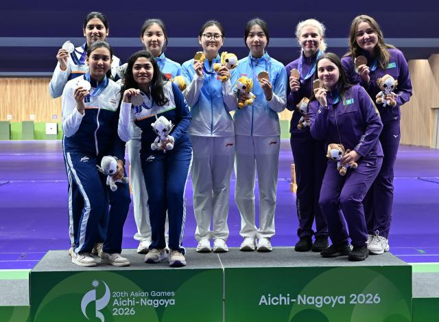 (260926) -- TOYOTA, Sept. 26, 2026 (Xinhua) -- Gold medalists team China (C), silver medalists team India (L) and bronze medalists team Kazakhstan pose during the victory ceremony for the 50m rifle 3 positions women team of shooting at the 20th Asian Games Aichi-Nagoya 2026 in Toyota of Aichi Prefecture, Japan, Sept. 26, 2026. (Xinhua/Liu Lei)