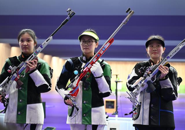 (260926) -- TOYOTA, Sept. 26, 2026 (Xinhua) -- Han Jiayu (C), Zhang Liyuan (L) of China and Kim Jieun of South Korea pose after the 50m rifle 3 positions women individual final of shooting at the 20th Asian Games Aichi-Nagoya 2026 in Toyota of Aichi Prefecture, Japan, Sept. 26, 2026. (Xinhua/Liu Lei)