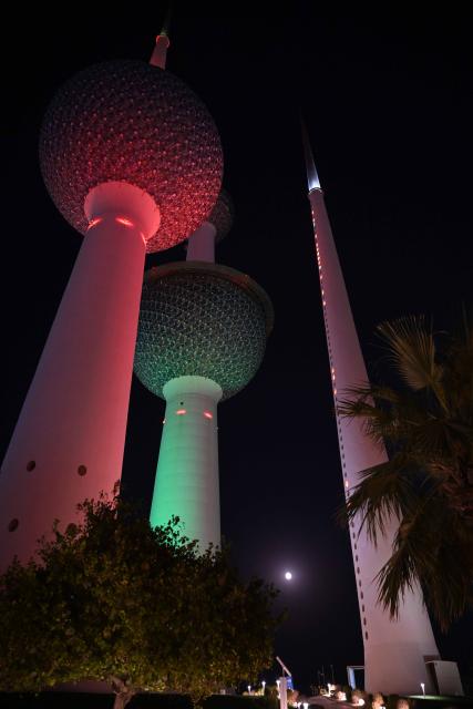 (260926) -- KUWAIT CITY, Sept. 26, 2026 (Xinhua) -- A moon is seen over Kuwait City, Kuwait, Sept. 26, 2026. (Photo by Asad/Xinhua)