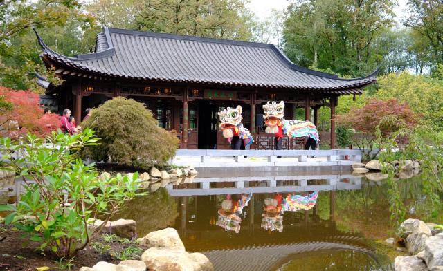 (260926) -- SALFORD, Sept. 26, 2026 (Xinhua) -- Photo taken on Sept. 25, 2026 shows a traditional Chinese lion dance performance during the opening ceremony of the Yangzhou Scholars' Garden at the Royal Horticultural Society (RHS) Garden Bridgewater in Salford, Britain. After nearly eight years in the making, a Chinese garden described by authorities as the largest of its kind in Europe has opened in Salford, bringing a distinctive Chinese presence to the horticultural landscape of northern England. (Xinhua/Zhao Jiasong)