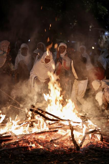 (260926) -- ADDIS ABABA, Sept. 26, 2026 (Xinhua) -- People gather around a bonfire to celebrate the Meskel festival in Addis Ababa, capital of Ethiopia, Sept. 26, 2026. Meskel is a major religious festival in Ethiopia that includes the burning of a large bonfire, known as Demera. (Xinhua/Geng Xinning)