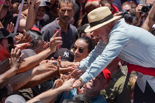 (260926) -- SAO PAULO, Sept. 26, 2026 (Xinhua) -- Brazilian President Luiz Inacio Lula da Silva, presidential candidate of Brazil's ruling Workers' Party, shakes hands with supporters during a campaign rally in Sao Paulo, Brazil, Sept. 26, 2026. (Photo by Paulo Lopes/Xinhua)