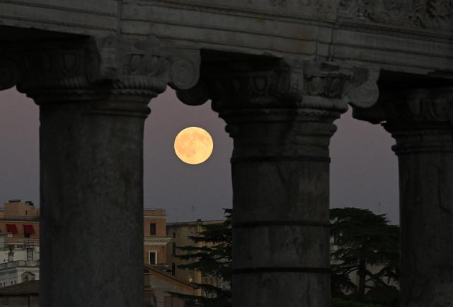 (260926) -- ROME, Sept. 26, 2026 (Xinhua) -- A moon is seen near the Imperial Forum in Rome, Italy, Sept. 26, 2026. (Photo by Alberto Lingria/Xinhua)