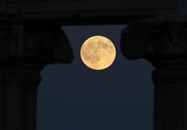 (260926) -- ROME, Sept. 26, 2026 (Xinhua) -- A moon is seen near the Imperial Forum in Rome, Italy, Sept. 26, 2026. (Photo by Alberto Lingria/Xinhua)