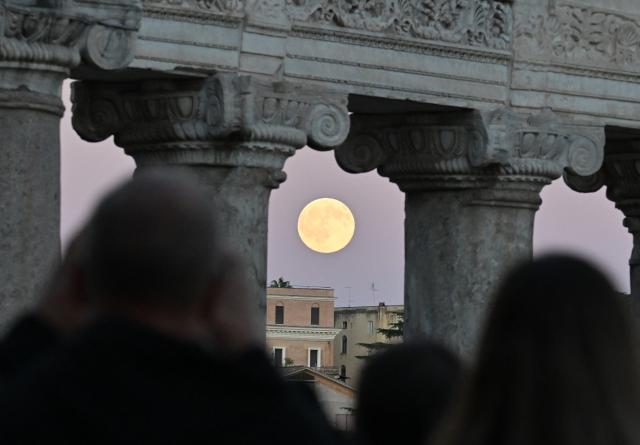 (260926) -- ROME, Sept. 26, 2026 (Xinhua) -- A moon is seen near the Imperial Forum in Rome, Italy, Sept. 26, 2026. (Photo by Alberto Lingria/Xinhua)