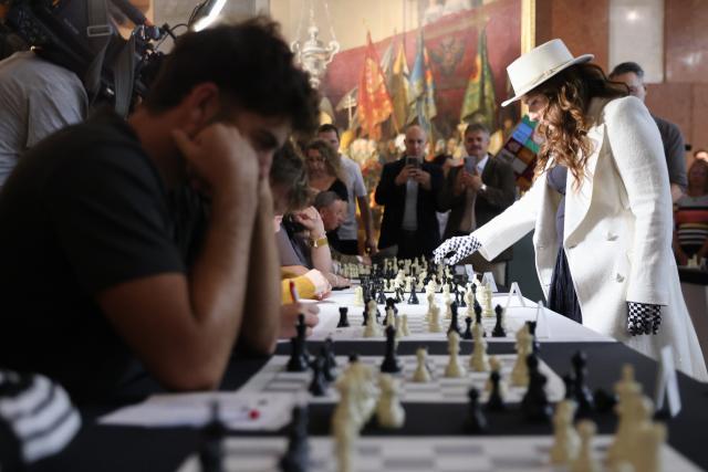 (260927) -- BUDAPEST, Sept. 27, 2026 (Xinhua) -- Hungarian chess legend Judit Polgar (R) plays chess with fans during the 12th Judit Polgar Global Chess Festival held at the Hungarian National Gallery in Budapest, Hungary on Sept. 26, 2026. (Photo by Attila Volgyi/Xinhua)
