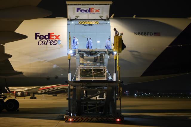 (260927) -- CHENGDU, Sept. 27, 2026 (Xinhua) -- This photo taken on Sept. 27, 2026 shows a chartered flight carrying a pair of giant pandas, Ping Ping and Fu Shuang, at Chengdu Shuangliu International Airport in southwest China's Sichuan Province.
  The giant panda pair departed for Zoo Atlanta in the U.S. at 2:55 a.m. Sunday, kicking off their 10-year stay at the zoo. (Chengdu Research Base of Giant Panda Breeding/Handout via Xinhua)