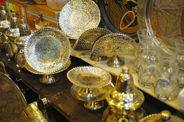 (260927) -- TUNIS, Sept. 27, 2026 (Xinhua) -- This photo taken on Sept. 26, 2026 shows copper handicrafts at a local market in Tunis, Tunisia. (Photo by Adel Ezzine/Xinhua)