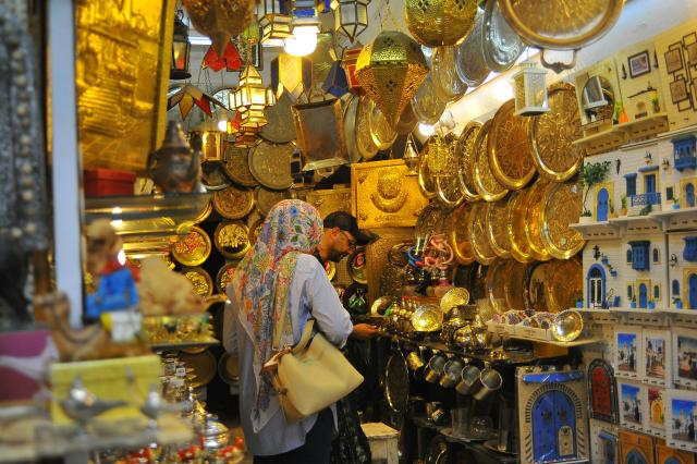 (260927) -- TUNIS, Sept. 27, 2026 (Xinhua) -- People shop at a local copper market in Tunis, Tunisia, Sept. 26, 2026. (Photo by Adel Ezzine/Xinhua)