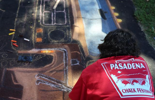 (260927) -- PASADENA, Sept. 27, 2026 (Xinhua) -- A chalk artist creates a work during a chalk festival in Pasadena, southern California, the United States, Sept. 26, 2026. More than 500 chalk artists participated in the festival. (Photo by Zeng Hui/Xinhua)