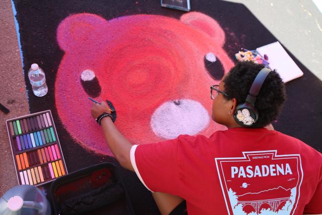 (260927) -- PASADENA, Sept. 27, 2026 (Xinhua) -- A chalk artist creates a work during a chalk festival in Pasadena, southern California, the United States, Sept. 26, 2026. More than 500 chalk artists participated in the festival. (Photo by Zeng Hui/Xinhua)