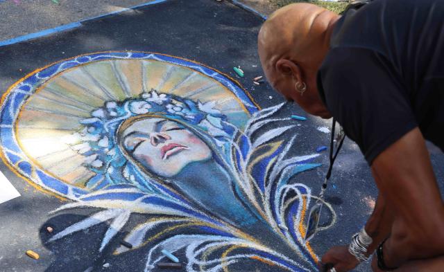 (260927) -- PASADENA, Sept. 27, 2026 (Xinhua) -- A chalk artist creates a work during a chalk festival in Pasadena, southern California, the United States, Sept. 26, 2026. More than 500 chalk artists participated in the festival. (Photo by Zeng Hui/Xinhua)