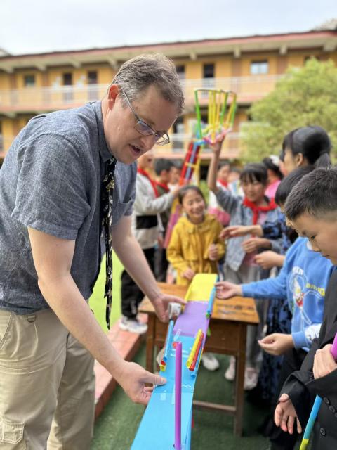 (260927) -- CHONGQING, Sept. 27, 2026 (Xinhua) -- Francis Stonier volunteers as a teacher at a primary school in Beibei District in southwest China's Chongqing Municipality in April 2023.
  Since arriving in Chongqing in 2019 to take up a teaching post, U.S. scholar Francis Stonier has become a well-known local figure. Over the past few years, he has devoted himself to promoting STEAM (Science, Technology, Engineering, Arts, Mathematics) interdisciplinary education and free science outreach for rural school students.
  Currently a professor at Southwest University, Stonier teaches academic writing to international students. Beyond his university lectures, Stonier brings science to life for primary and secondary school students. He simplifies complex concepts, tailoring them for young children. 
  To make science more accessible, Stonier has developed personalized STEAM curricula. Using 3D printing and LEGO bricks, he transforms complex academic concepts into hands-on experiments, encouraging students to explore science through creation and teamwork. In a creative lesson at Bashu Primary School in Chongqing, Stonier used everyday items to simulate birds' foraging behaviors, helping kids understand natural science through play. 
  Since 2019, Stonier has visited nearly 80 primary and secondary schools across Chongqing, including those in remote rural areas, to give free science lessons. 
  Stonier's grassroots teaching experience has also reshaped his understanding of education. He speaks highly of Chinese educators' openness to practical and innovative teaching approaches. 
  Stonier has witnessed Chongqing's development. He has fully immersed himself in local life. Moved by the warmth of the Chongqing people, and the city's unique charm and diverse cuisine, Stonier regards Chongqing as his second hometown, praising its harmonious balance of urban convenience and natural scenery. (Xinhua)