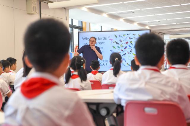 (260927) -- CHONGQING, Sept. 27, 2026 (Xinhua) -- Francis Stonier teaches students forage habit of birds at Bashu Primary School in southwest China's Chongqing Municipality, Sept. 6, 2026.
  Since arriving in Chongqing in 2019 to take up a teaching post, U.S. scholar Francis Stonier has become a well-known local figure. Over the past few years, he has devoted himself to promoting STEAM (Science, Technology, Engineering, Arts, Mathematics) interdisciplinary education and free science outreach for rural school students.
  Currently a professor at Southwest University, Stonier teaches academic writing to international students. Beyond his university lectures, Stonier brings science to life for primary and secondary school students. He simplifies complex concepts, tailoring them for young children. 
  To make science more accessible, Stonier has developed personalized STEAM curricula. Using 3D printing and LEGO bricks, he transforms complex academic concepts into hands-on experiments, encouraging students to explore science through creation and teamwork. In a creative lesson at Bashu Primary School in Chongqing, Stonier used everyday items to simulate birds' foraging behaviors, helping kids understand natural science through play. 
  Since 2019, Stonier has visited nearly 80 primary and secondary schools across Chongqing, including those in remote rural areas, to give free science lessons. 
  Stonier's grassroots teaching experience has also reshaped his understanding of education. He speaks highly of Chinese educators' openness to practical and innovative teaching approaches. 
  Stonier has witnessed Chongqing's development. He has fully immersed himself in local life. Moved by the warmth of the Chongqing people, and the city's unique charm and diverse cuisine, Stonier regards Chongqing as his second hometown, praising its harmonious balance of urban convenience and natural scenery. (Xinhua/Tang Yi)