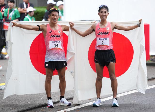 (260927) -- NAGOYA, Sept. 27, 2026 (Xinhua) -- Katsuki Hayato (L) and Suwa Motofumi of Japan celebrate after the men's marathon race walk final of Athletics at the 20th Asian Games Aichi-Nagoya 2026 in Nagoya, Japan, Sept. 27, 2026. (Xinhua/Luo Yuan)