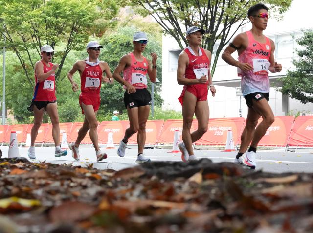 (260927) -- NAGOYA, Sept. 27, 2026 (Xinhua) -- Zhou Yingcheng (2nd R) and Tang Yushuai (2nd L) of China, Katsuki Hayato (1st R) and Suwa Motofumi (C) of Japan, Nathaniel Seiler of the Philippines compete during the men's marathon race walk final of Athletics at the 20th Asian Games Aichi-Nagoya 2026 in Nagoya, Japan, Sept. 27, 2026. (Xinhua/Luo Yuan)