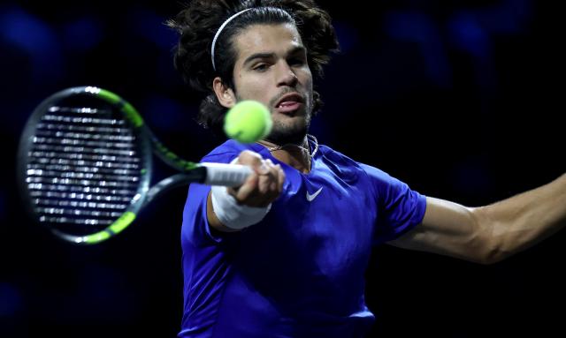 (260927) -- LONDON, Sept. 27, 2026 (Xinhua) -- Team Europe's Carlos Alcaraz hits a return in the singles match against Team World's Taylor Fritz during the Laver Cup tennis tournament between Team World and Team Europe in London, Britain, on Sept. 26, 2026. (Xinhua/Li Ying)