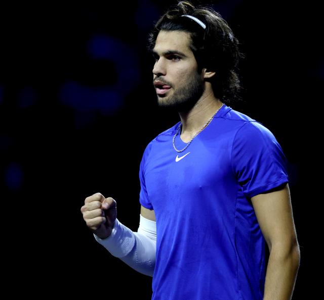 (260927) -- LONDON, Sept. 27, 2026 (Xinhua) -- Team Europe's Carlos Alcaraz reacts in the singles match against Team World's Taylor Fritz during the Laver Cup tennis tournament between Team World and Team Europe in London, Britain, on Sept. 26, 2026. (Xinhua/Li Ying)