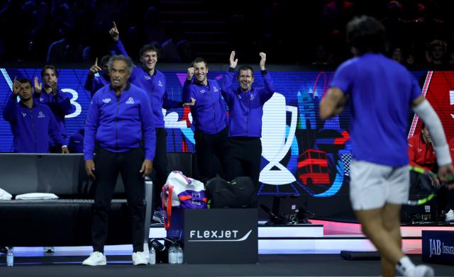 (260927) -- LONDON, Sept. 27, 2026 (Xinhua) -- Team Europe's Carlos Alcaraz (front R) celebrates with teammates in the singles match against Team World's Taylor Fritz during the Laver Cup tennis tournament between Team World and Team Europe in London, Britain, on Sept. 26, 2026. (Xinhua/Li Ying)
