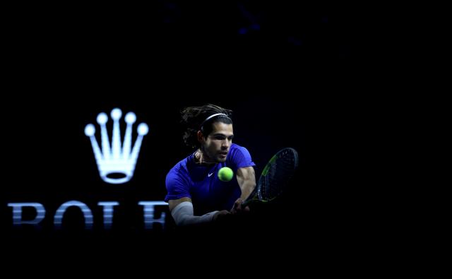 (260927) -- LONDON, Sept. 27, 2026 (Xinhua) -- Team Europe's Carlos Alcaraz hits a return in the singles match against Team World's Taylor Fritz during the Laver Cup tennis tournament between Team World and Team Europe in London, Britain, on Sept. 26, 2026. (Xinhua/Li Ying)